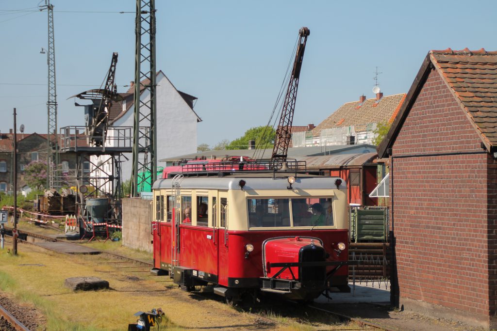 Ein Wissmarer Schienenbus am Kohlekran im Eisenbahnmuseum Darmstadt-Kranichstein, aufgenommen am 07.05.2016.