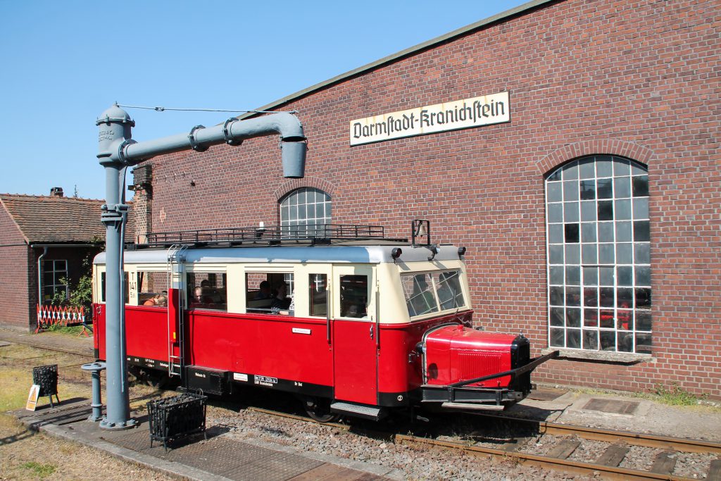 Ein Wissmarer Schienenbus am Wasserkran im Eisenbahnmuseum Darmstadt-Kranichstein, aufgenommen am 07.05.2016.