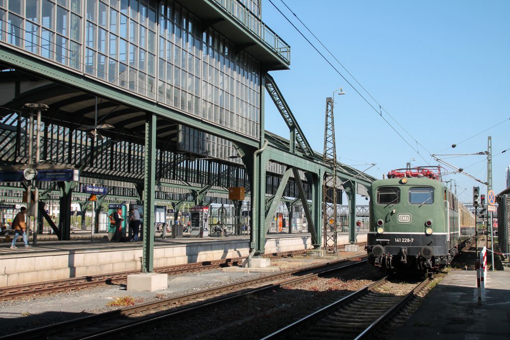 141 228 fährt in den Bahnhof Darmstadt ein, aufgenommen am 07.05.2016.