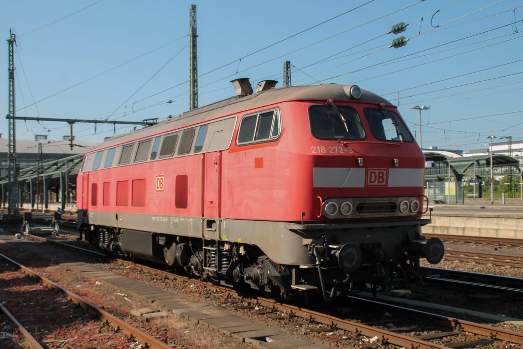 218 272 steht im Bahnhof Darmstadt, aufgenommen am 07.05.2016.