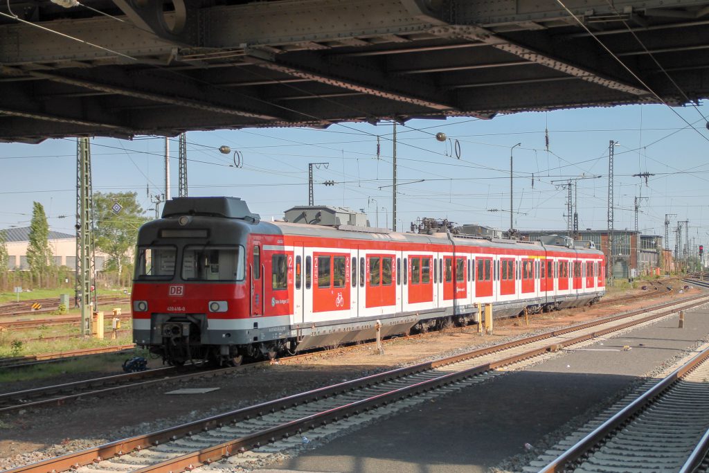 420 416 steht im Bahnhof Darmstadt, aufgenommen am 07.05.2016.