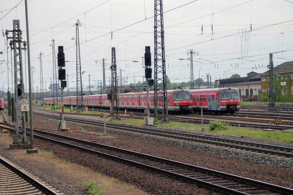 Einige S-Bahnen der Baureihe 420 stehen in Darmstadt abgestellt und warten auf eine Zukunft, aufgenommen am 14.05.2015.