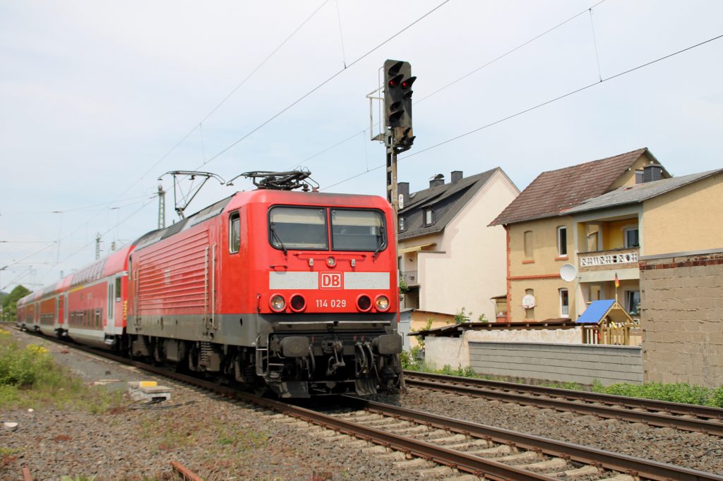 114 029 durchquert Asslar auf der Dillstrecke, aufgenommen am 22.05.2016.