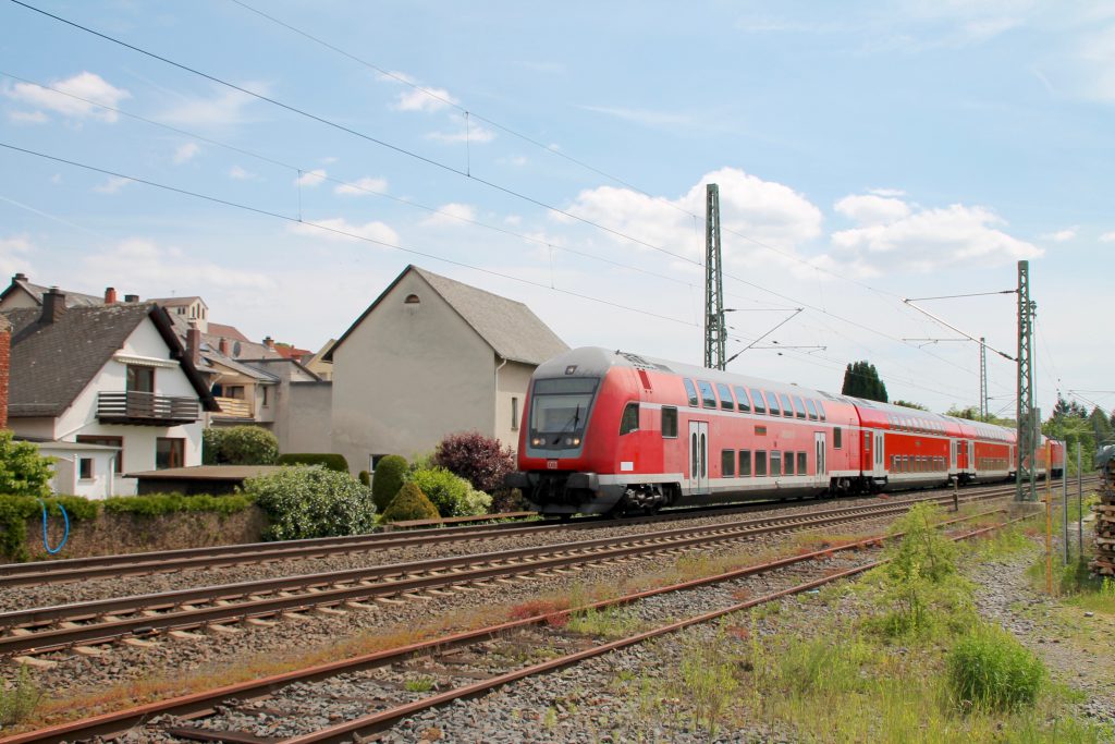 114 038 schiebt ihren Zug aus Doppelstockwagen durch Asslar auf der Dillstrecke, aufgenommen am 22.05.2016.