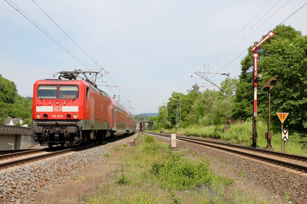 114 029 verlässt den Bahnhof Dillenburg und bremst auf den Haltepunkt Niederscheld Nord ein, aufgenommen am 22.05.2016.