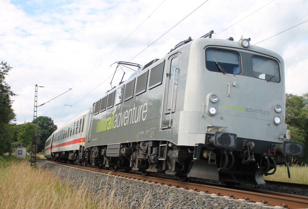 139 558 von RailAdventure mir IC und ICE-Wagen bei Dillheim auf der Dillstrecke, aufgenommen am 28.06.2016.