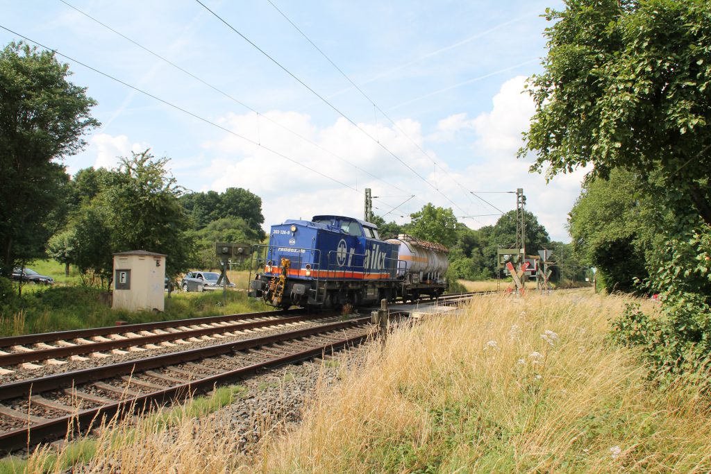 203 126 bei Dillheim auf der Dillstrecke, aufgenommen am 06.07.2016.