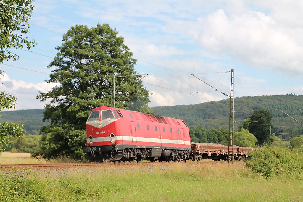 229 147 mit ihrem Güterzug bei Dillheim auf der Dillstrecke, aufgenommen am 28.06.2016.