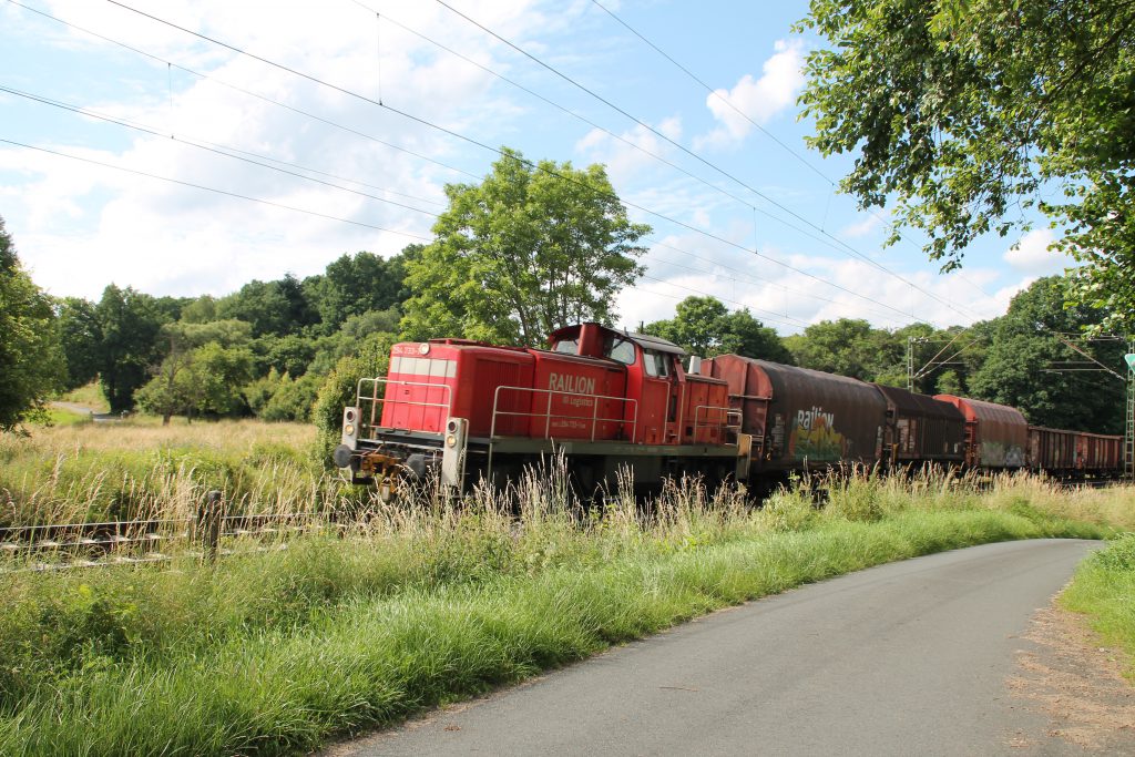 294 733 mit ihrem Güterzug bei Dillheim auf der Dillstrecke, aufgenommen am 28.06.2016.