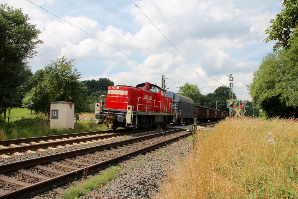 294 733 überquert mit ihrem Güterzug den Bahnübergang bei Dillheim auf der Dillstrecke, aufgenommen am 06.07.2016.