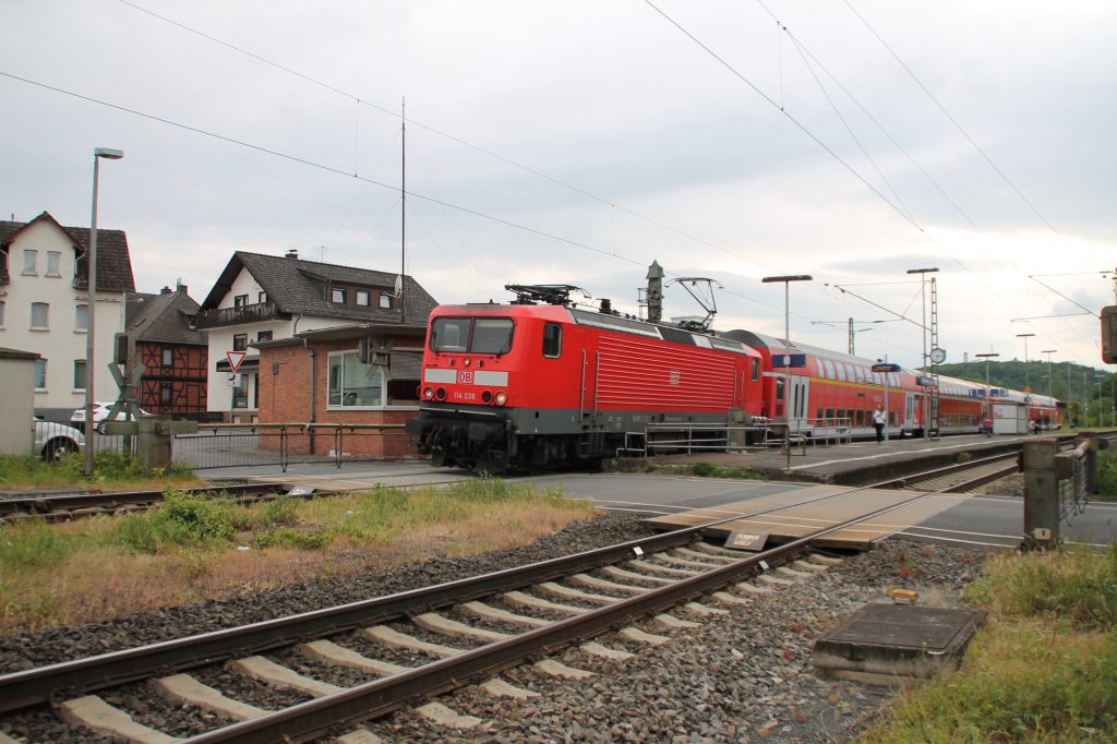 114 038 durchquert mit ihrem Zug den Bahnhof Dutenhofen auf der Dillstrecke, aufgenommen am 22.05.2016.