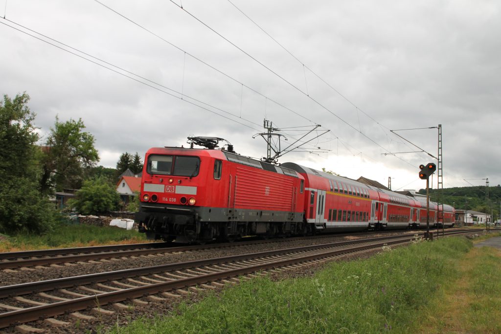 114 038 verlässt mit ihrem Zug den Bahnhof Dutenhofen auf der Dillstrecke, aufgenommen am 23.05.2016.