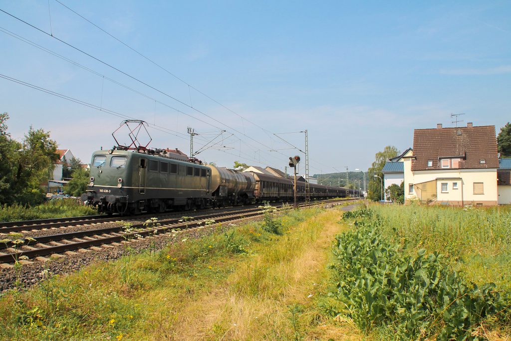 140 438 durchquert mit ihrem Güterzug den Bahnhof Dutenhofen auf der Dillstrecke, aufgenommen am 22.07.2016.