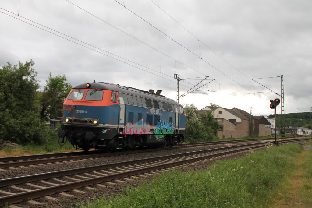 225 071 der NBE durchquert den Bahnhof Dutenhofen auf der Dillstrecke, aufgenommen am 23.05.2016.