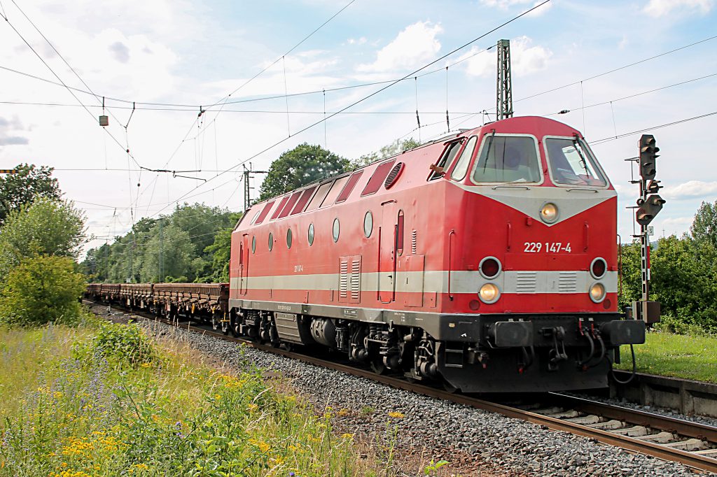 229 147 durchquert den Bahnhof Dutenhofen auf der Dillstrecke, aufgenommen am 29.06.2016.