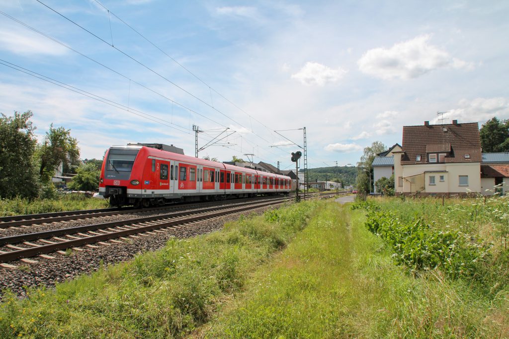 Ein 423 der S-Bahn München durcheilt den Bahnhof Dutenhofen auf der Dillstrecke, aufgenommen am 29.06.2016.