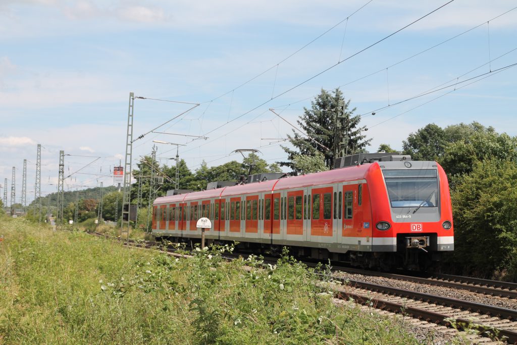 Ein 423 der S-Bahn München verlässt den Bahnhof Dutenhofen auf der Dillstrecke, aufgenommen am 29.06.2016.