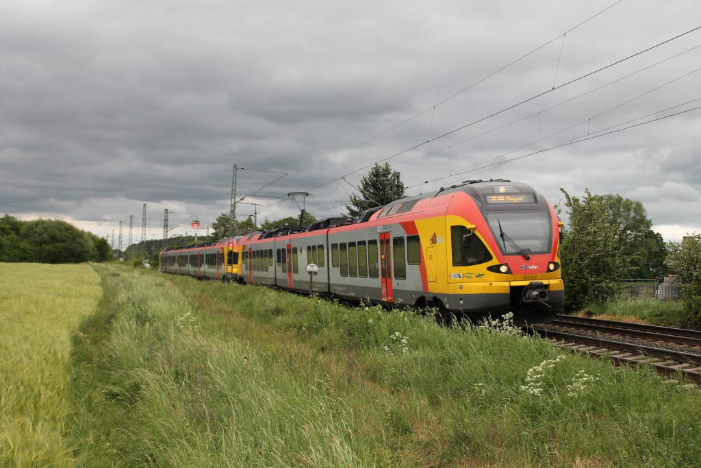 Zwei Flirt der HLB durchqueren den Bahnhof Dutenhofen auf der Dillstrecke, aufgenommen am 23.05.2016.