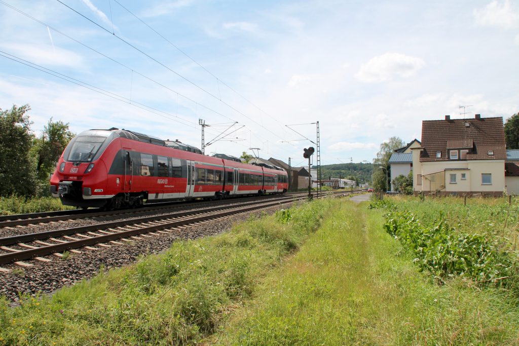 442 110 verlässt den Bahnhof Dutenhofen auf der Dillstrecke, aufgenommen am 29.06.2016.