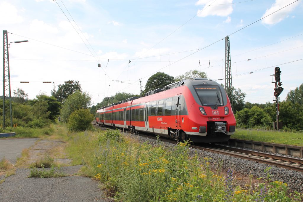 442 291 fährt in den Bahnhof Dutenhofen auf der Dillstrecke ein, aufgenommen am 29.06.2016.