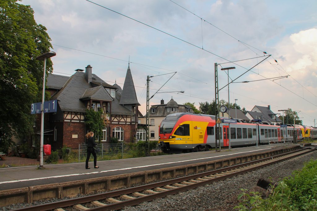 Zwei FLIRT der HLB durcheilen den Bahnhof Dutenhofen auf der Dillstrecke, aufgenommen am 22.07.2016.