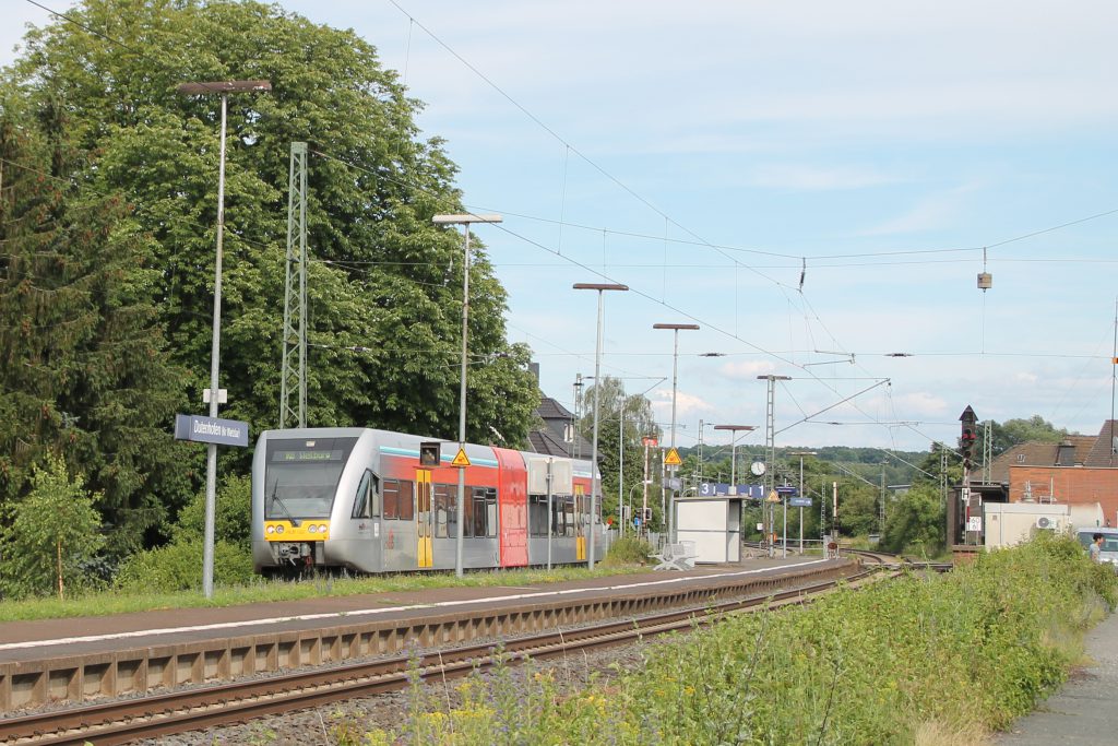 Ein GTW der HLB hält im Bahnhof Dutenhofen auf der Dillstrecke, aufgenommen am 29.06.2016.