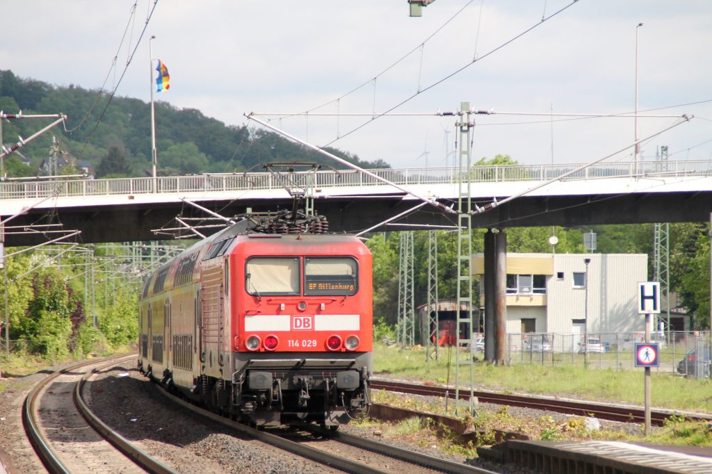 114 029 schiebt ihren Zug aus Doppelstockwagen in aus dem Bahnhof Herborn, aufgenommen am 20.05.2016.