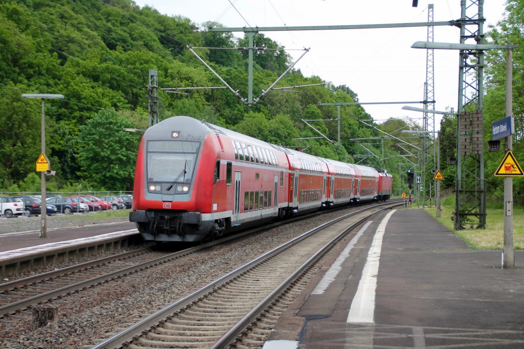 114 038 schiebt ihren Zug aus Doppelstockwagen in den Bahnhof Herborn, aufgenommen am 20.05.2016.