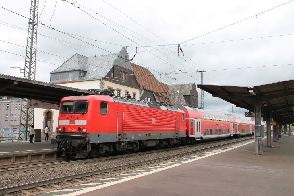 114 038 im Bahnhof Herborn auf der Dillstrecke, aufgenommen am 23.05.2016.