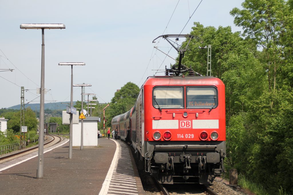 114 029 am Bahnstein in Niederscheld auf der Dillstrecke, aufgenommen am 22.05.2016.