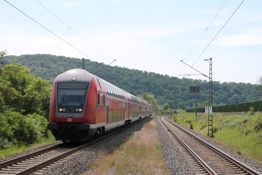 114 029 erreicht mit ihrem Zug Niederscheld auf der Dillstrecke, aufgenommen am 22.05.2016.