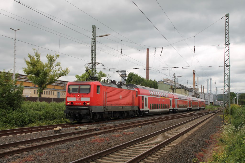 114 029 durchquert mit ihrem Zug Wetzlar auf der Dillstrecke, aufgenommen am 23.05.2016.