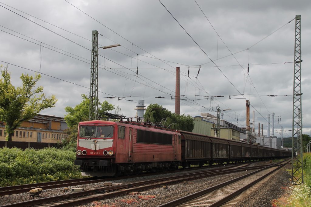 155 219 fährt in den Bahnhof Wetzlar auf der Dillstrecke ein, aufgenommen am 23.05.2016.