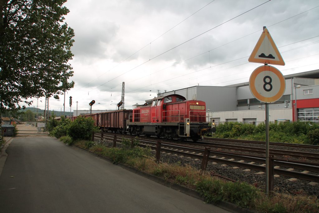 294 851 verlässt den Bahnhof Wetzlar auf der Dillstrecke, aufgenommen am 23.05.2016.