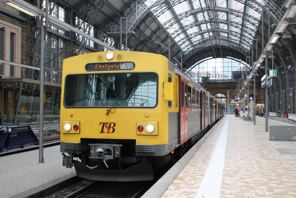 Zwei VT2E der HLB warten im Frankfurt Hbf auf ihre Abfahrt, aufgenommen am 22.06.2016.