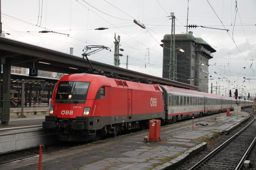 1116 172 der ÖBB fährt mit ihrem EC in Frankfurt Hbf ein, aufgenommen am 25.06.2016.