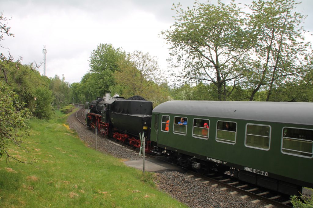 52 4867 bei Hornau auf der Frankfurt-Königsteiner-Eisenbahn, aufgenommen am 15.05.2016.