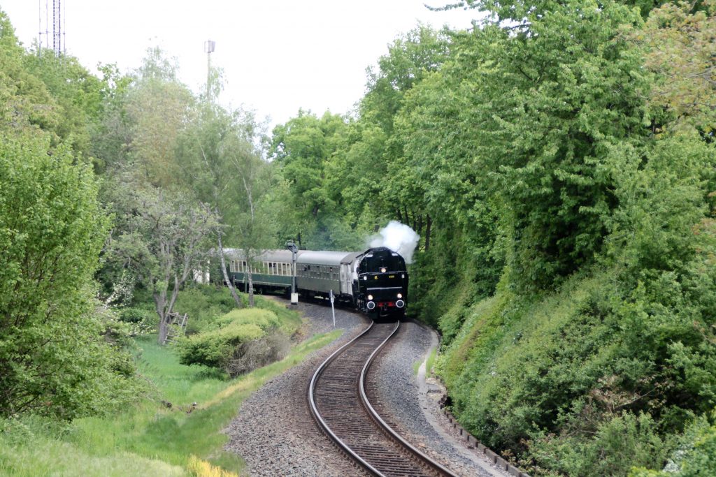 CFL 5519 bei Hornau auf der Frankfurt-Königsteiner-Eisenbahn, aufgenommen am 15.05.2016.