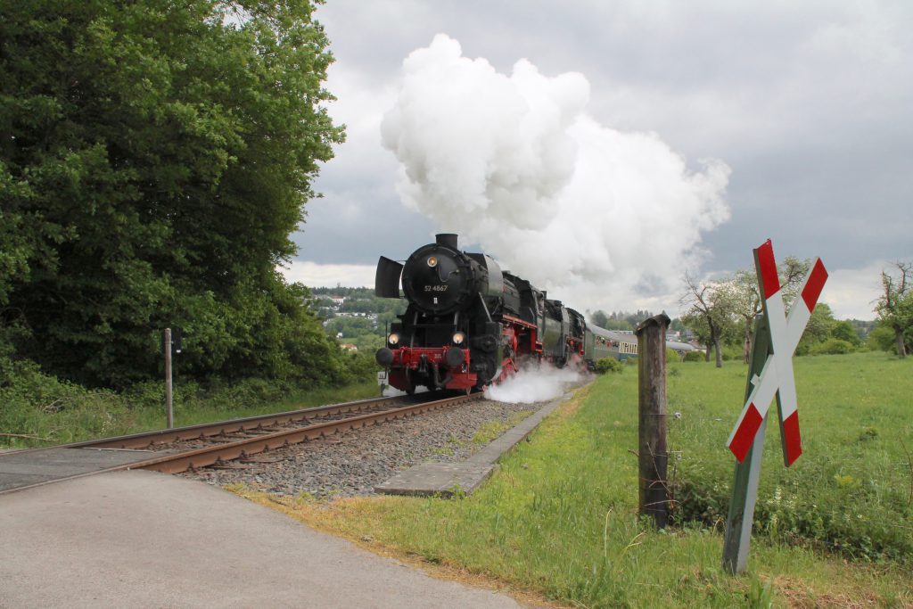 52 4867 und 01 118 zwischen Schneidhain und Königstein auf der Frankfurt-Königsteiner-Eisenbahn, aufgenommen am 15.05.2016.