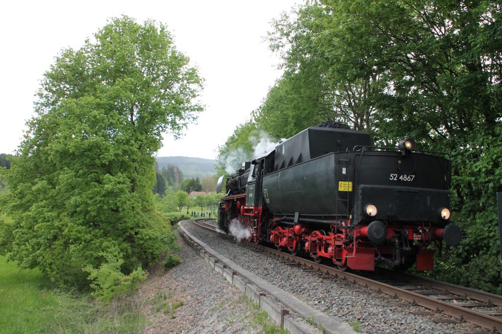 52 4867 zwischen Königstein und Schneidhain auf der Frankfurt-Königsteiner-Eisenbahn, aufgenommen am 15.05.2016.