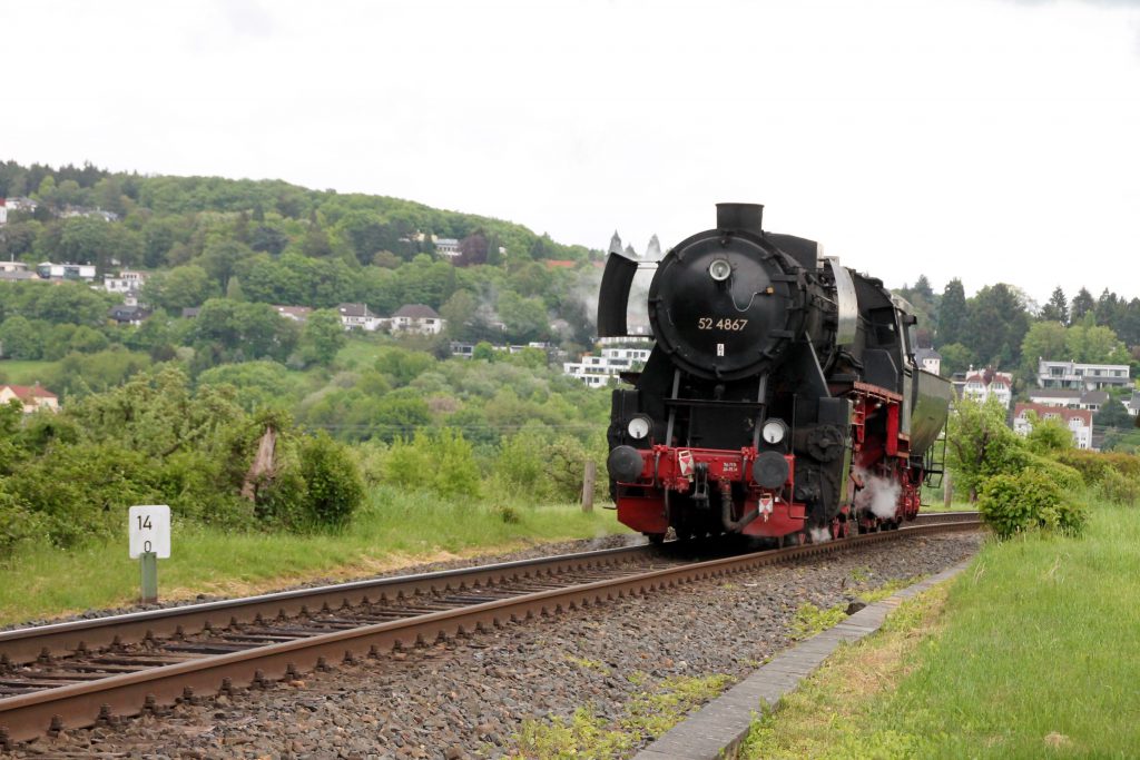 52 4867 kurz vor Schneidhain auf der Frankfurt-Königsteiner-Eisenbahn, aufgenommen am 15.05.2016.