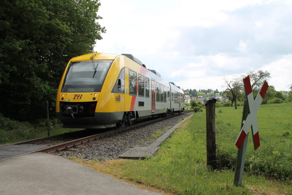 Ein LINT der HLB vor Königstein auf der Frankfurt-Königsteiner-Eisenbahn, aufgenommen am 15.05.2016.