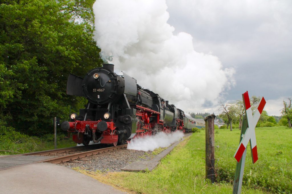 52 4867 und 01 118 vor Königstein auf der Frankfurt-Königsteiner-Eisenbahn, aufgenommen am 15.05.2016.