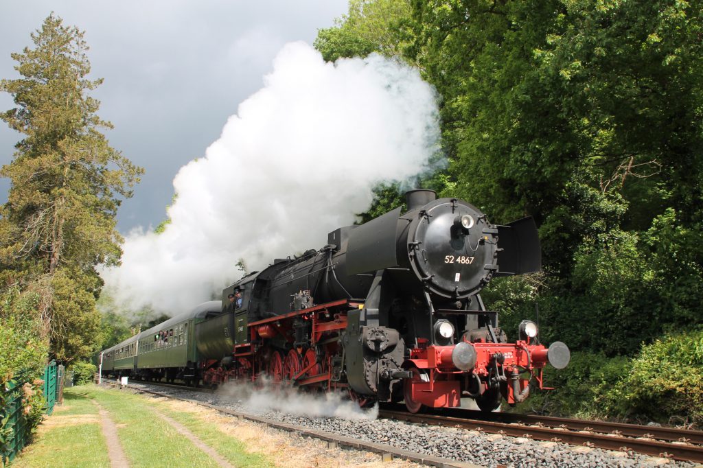 52 4867 kurz vor dem Bahnhof Königstein auf der Frankfurt-Königsteiner-Eisenbahn, aufgenommen am 15.05.2016.