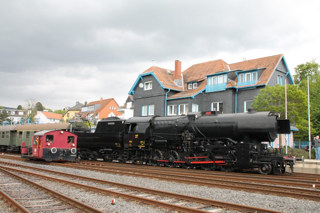 CFL 5519 wartet im Bahnhof Königstein, währenddessen rangiert 332 607 vorbei, aufgenommen am 15.05.2016.