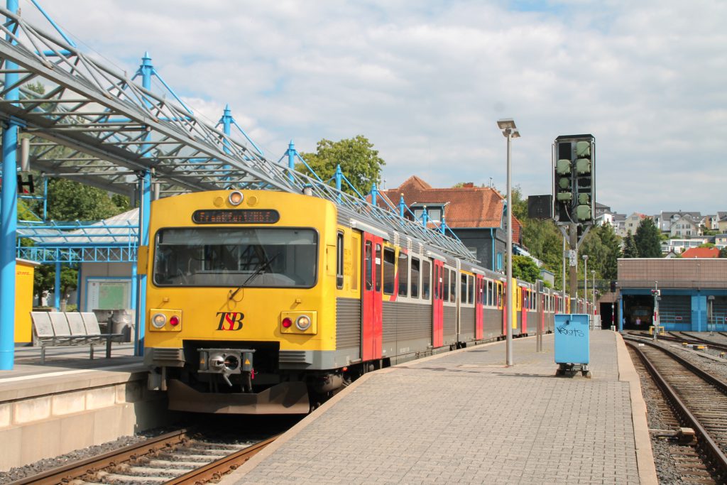 Drei VT2E der HLB warten in Königstein auf die Abfahrt in Richtung Frankfurt am Main, aufgenommen am 15.07.2016.