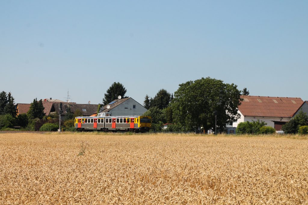 Ein VT2E der HLB verlässt den Bahnhof Liederbach auf der Frankfurt-Königsteiner-Eisenbahn, aufgenommen am 20.07.2016.