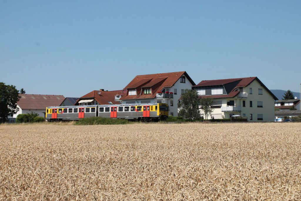 Ein VT2E der HLB passiert die Kornfelder bei Liederbach auf der Frankfurt-Königsteiner-Eisenbahn, aufgenommen am 20.07.2016.