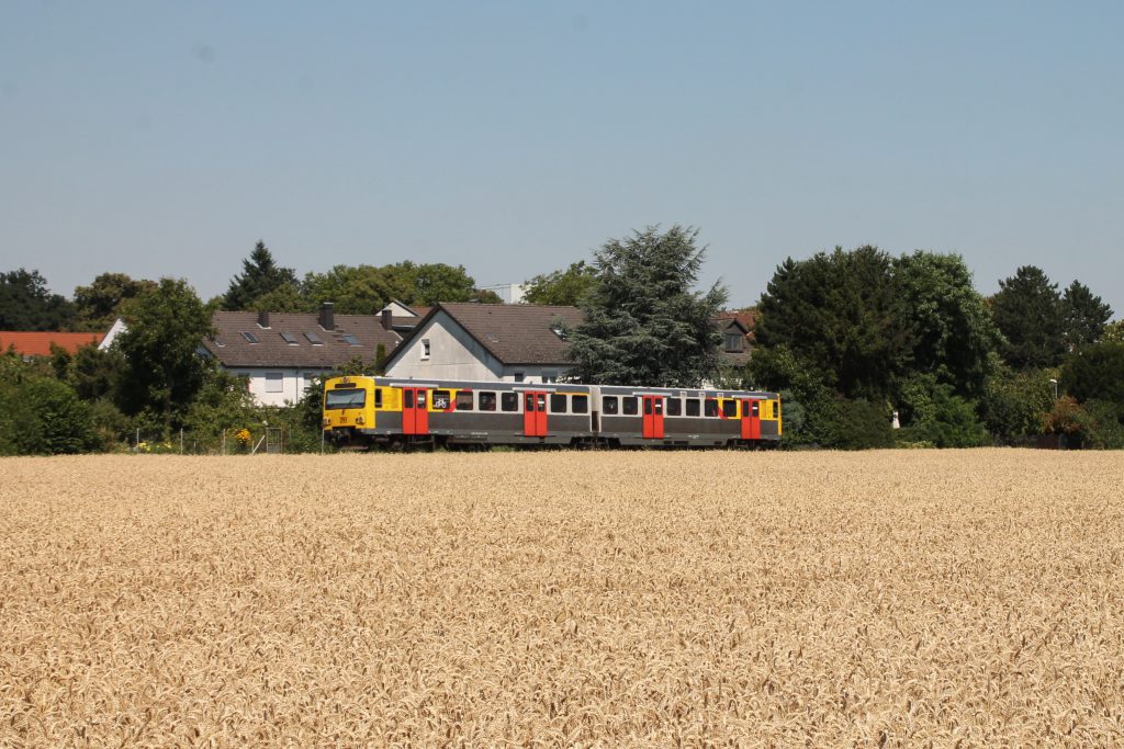 Ein VT2E der HLB an den Kornfelder bei Liederbach auf der Frankfurt-Königsteiner-Eisenbahn, aufgenommen am 20.07.2016.