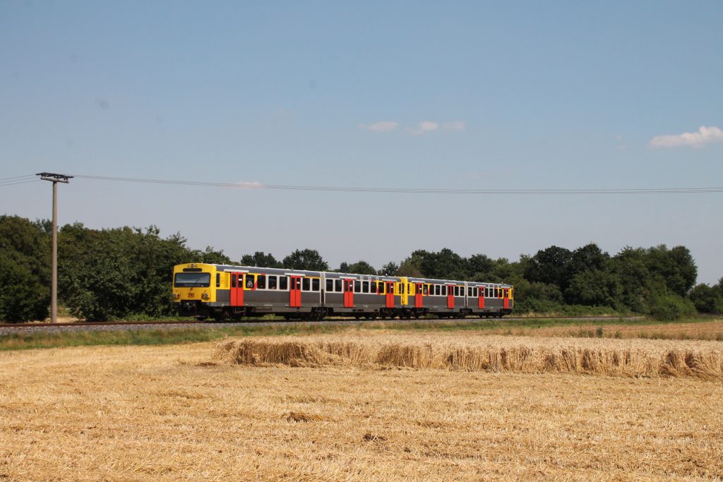 Zwei VT2E der HLB zwischen den Kornfelder bei Münster auf der Frankfurt-Königsteiner-Eisenbahn, aufgenommen am 20.07.2016.